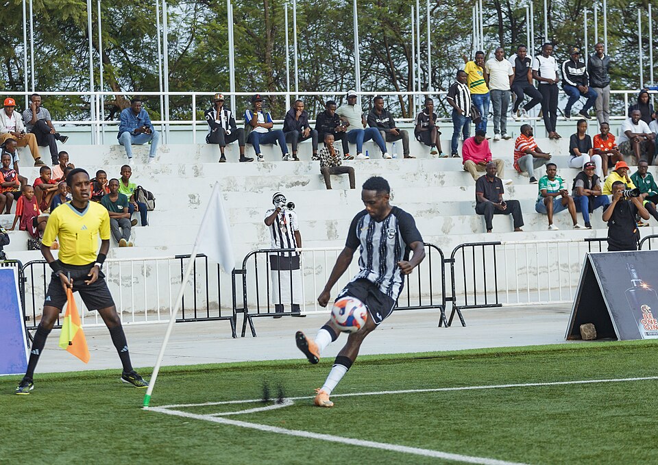 Jugador ejecutando un saque de esquina