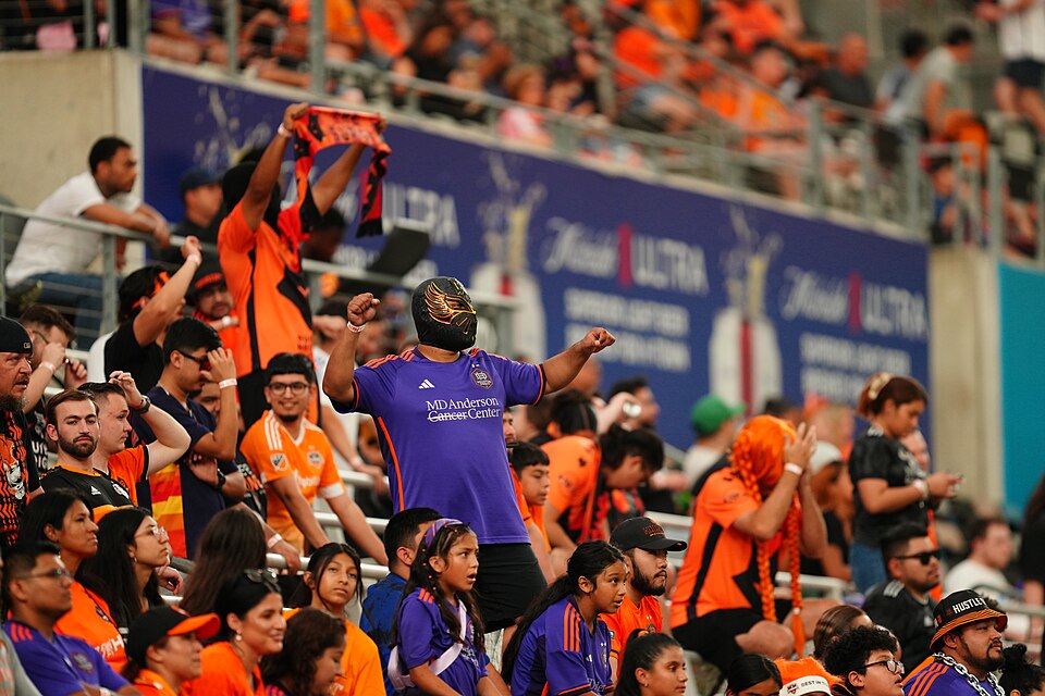 Aficionados viendo un partido en un bar deportivo