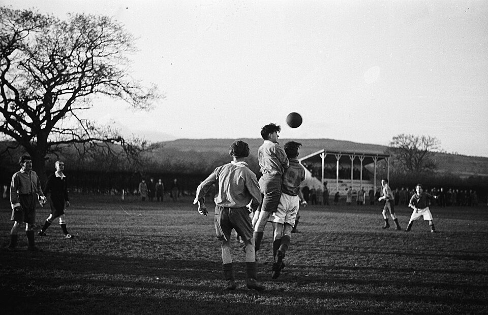 Aficionados siguiendo un partido decisivo en una pantalla grande