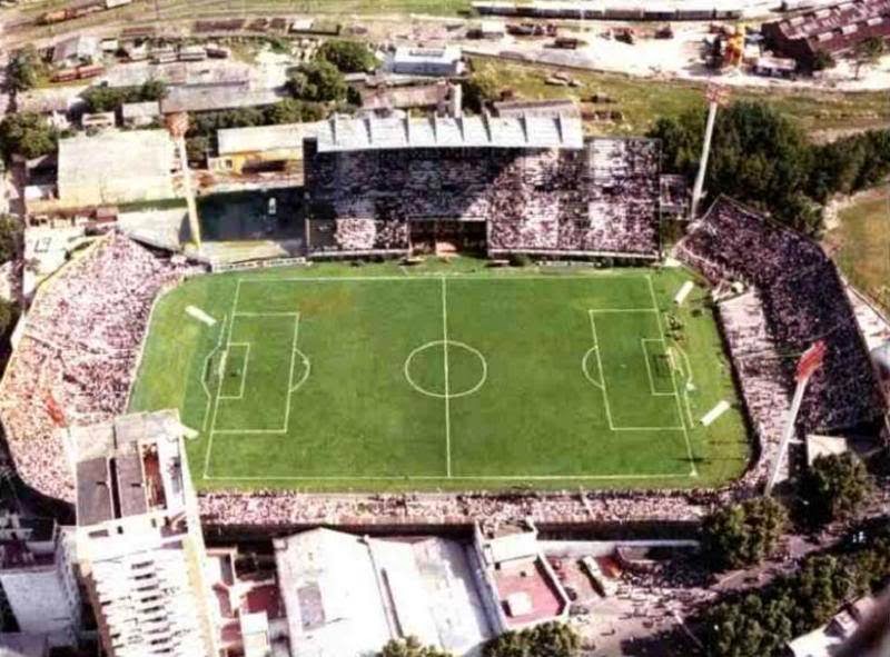 Vista aérea del estadio de Estudiantes de Río Cuarto con la ciudad de fondo